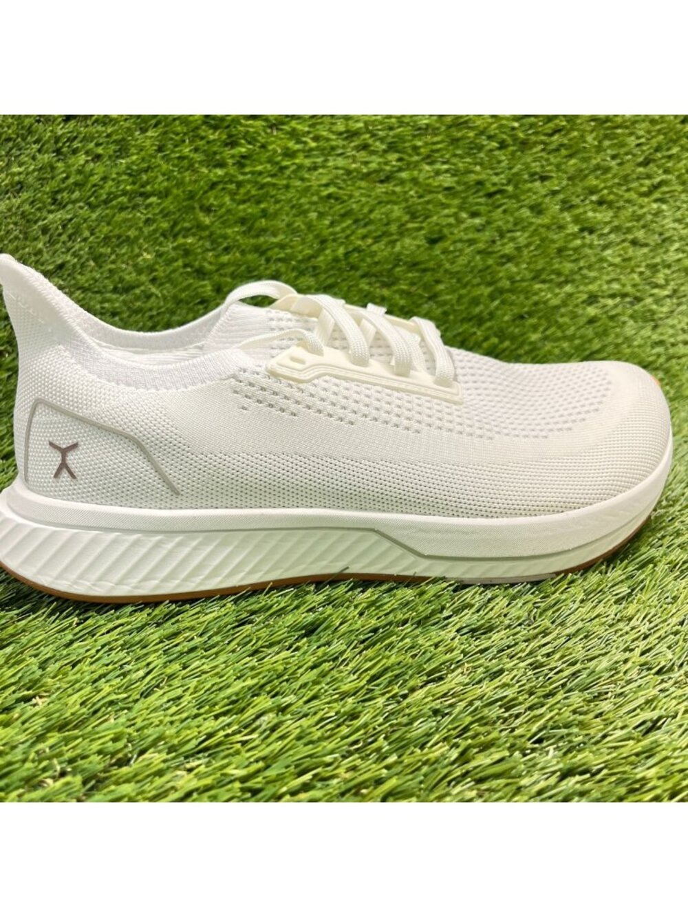 Flux Adapt Runner White Gum Mens Size 9.5 Womens 11 Athletic Knit Shoes Sneakers